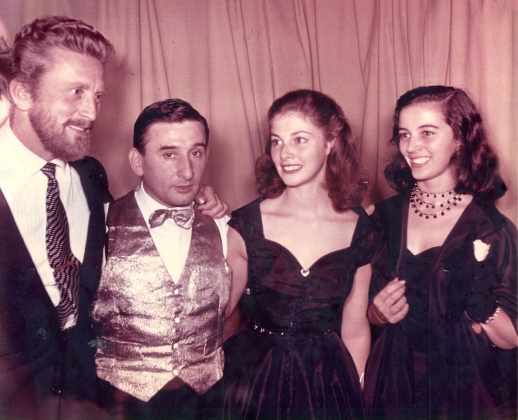 47 - Con Kirk Douglas durante il viaggio negli Stati Uniti, 1956